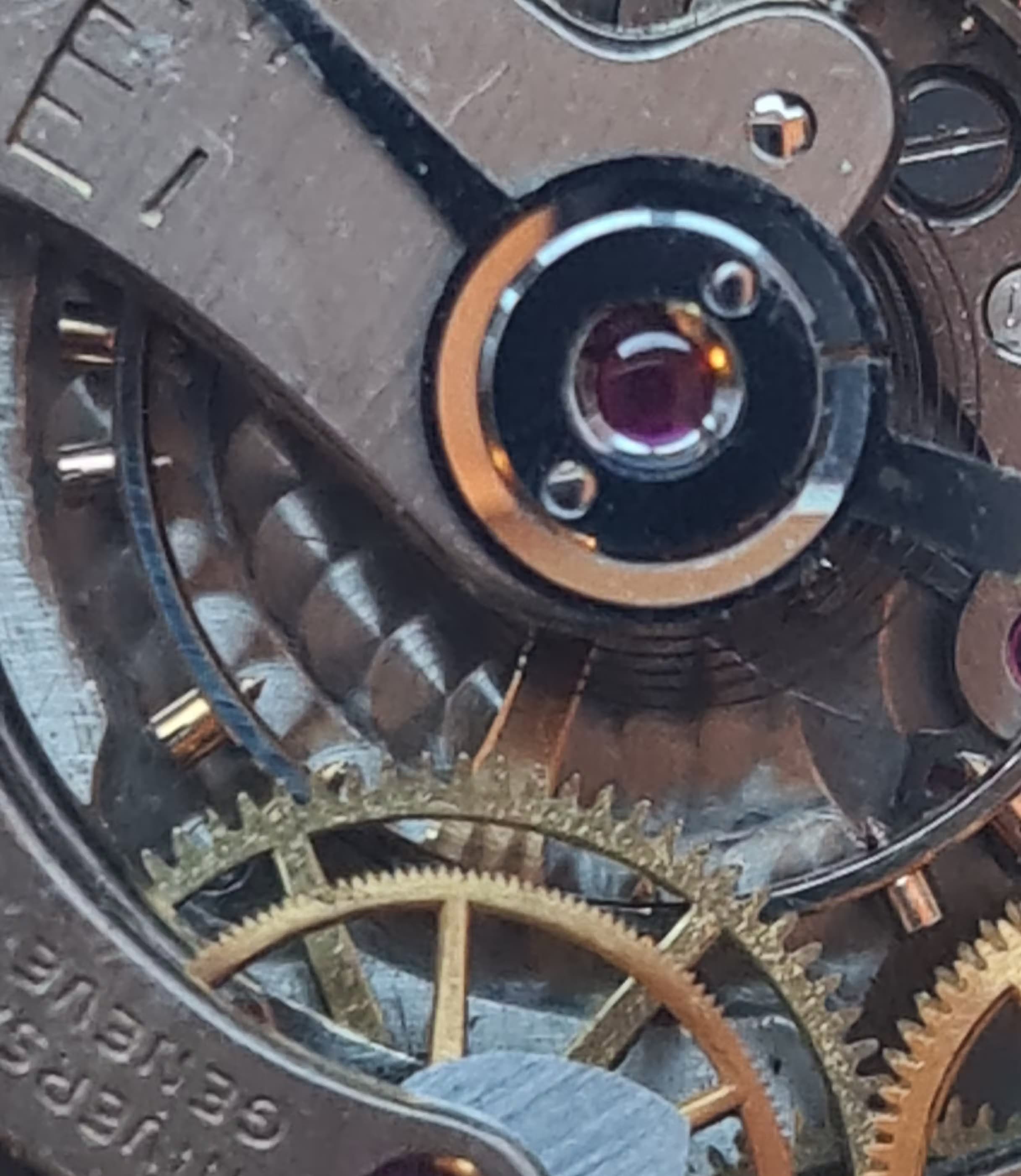 You can see the repeating circular perlage pattern in this movement